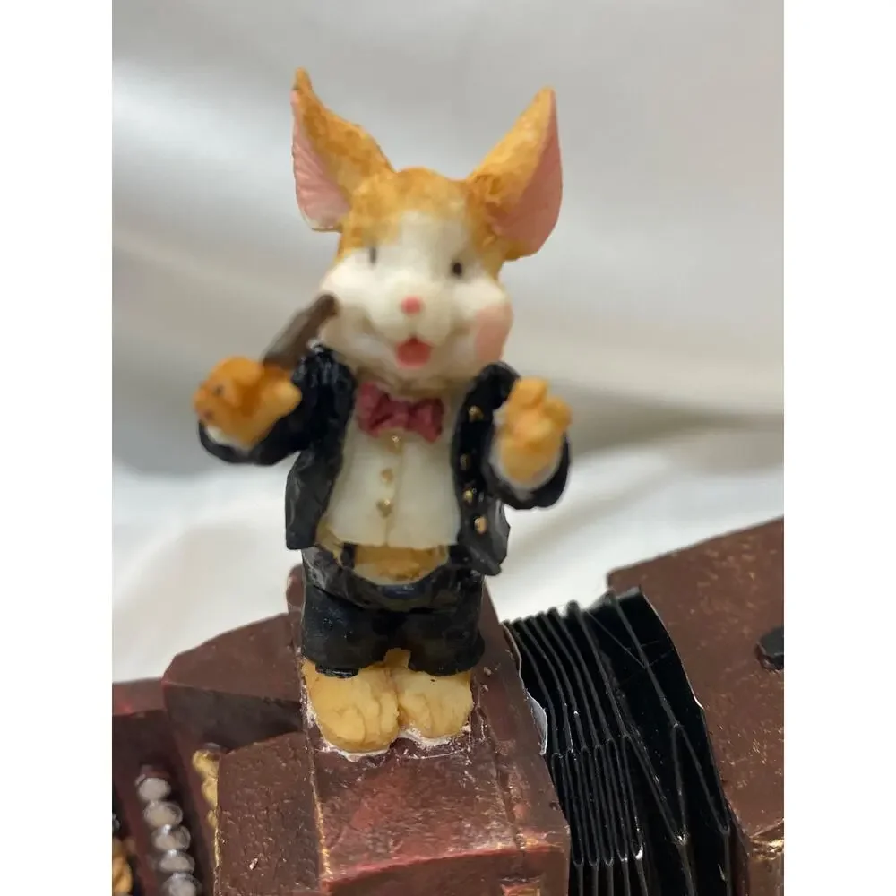 Classic Treasures Musical Animated Accordion & Mouse Sculpture.